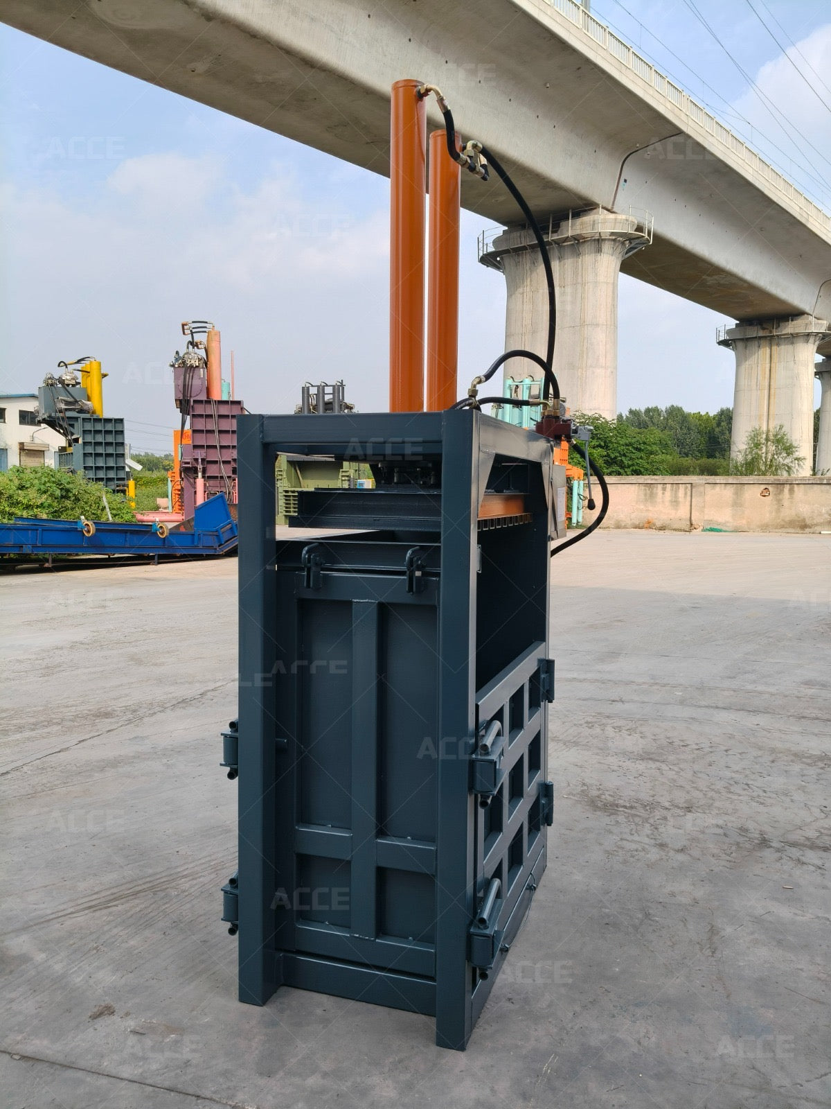 GREYMANE VB-40 Vertical Hydraulic Baler - 40 Ton